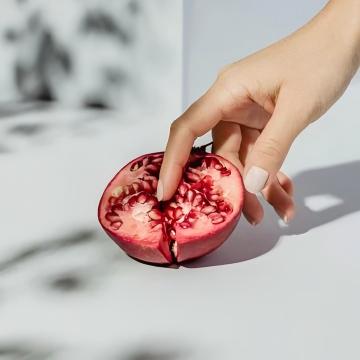 D'fhéadfadh Masturbation a bheith mar an leigheas ar na comharthaí míosta